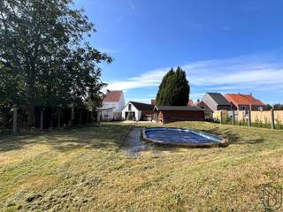 TOFFE DEGELIJKE DEELS GERENOVEERDE WOONST MET GROTE TUIN, GARAGE en veel POTENTIEEL! INDELING: inkomhal, gezellige leefruimte met...