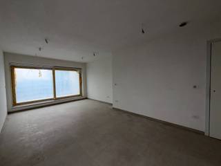 Dit nieuwbouwappartement maakt deel uit van een kleinschalige residentie in centrum Nazareth. Dankzij de centrale ligging bevindt u zich op wandelafstand van het station, winkels en andere voorzieningen. Bovendien is er een vlotte verbinding naar belangrijke invalswegen. <br /><br />Dit appartement gelegen op de tweede verdieping omvat: inkomhal met gastentoilet, lichtrijke leefruimte met open, ingerichte keuken voorzien van hoogwaardige toestellen en die toegang biedt tot terras (6,21m²), berging, badkamer met inloopdouche en dubbel lavabomeubel en 2 slaapkamers. Bij dit appartement hoort een autostaanplaats.<br /><br />Troeven:
<ul>
	<li>Nieuwbouw met energiezuinige voorzieningen (zonnepanelen, warmtepomp, ventilatiesysteem, ...)</li>
	<li>Moderne afwerking en kwalitatieve materialen</li>
	<li>Centrale en vlot bereikbare ligging</li>
	<li>Autostaanplaats</li>
</ul>
De gemeenschappelijke lasten bedragen € 90/ maand.<br /><br />Beschikbaar: 01/07/2026<br /><br />Interesse? Neem gerust contact op voor meer informatie of om tijdig uw bezoek in te plannen.