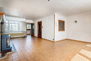 Ruime te renoveren woning nabij het centrum op ca. 695 m².Indeling en omschrijving:U betreedt deze ruime bel-etagewoning via de inkomhal. Hierachter...