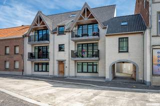 <strong>De ligging</strong><br />Dit tot in de puntjes afgewerkte recente appartement (bouwjaar 2021) is zeer goed gelegen, pal in het centrum van Kruishoutem en vlakbij o.a. de Carrefour, apothekers, horecazaken en diverse andere dienstverleningen. De Markt, alsook het openbaar vervoer zijn te voet bereikbaar. Tevens zijn alle aanpalende randgemeenten Deinze/Waregem/Oudenaarde/Zulte alsook Kortrijk/Gent vlot bereikbaar dankzij de directe nabijheid van diverse verbindingswegen, alsook is het op- & afrittencomplex van de E17 op amper 5 min. rijden te bereiken.<br /><br />Het appartement bevindt zich op de tweede verdieping van 'Residentie Nautic' en bevat ondermeer een lichtrijke en ruime leefruimte, volledig en mooi uitgeruste keuken, <strong>2 terrassen</strong>, 2 slaapkamers en een ruime <strong>garagebox </strong>achteraan het gebouw. Dankzij het gebruik van alle moderne bouwtechnieken is dit appartement een echte aanrader!<br /><br /><strong>Indeling</strong><br />Inkomhal - apart toilet - woonkamer met keuken en aanpalend terras met zicht op de Markt - slaapkamer 1 - slaapkamer 2 - keukenberging - badkamer - zeer ruim terras achteraan.<br /><br /><strong><span>Kenmerken</span></strong><br /><span>- Bouwjaar residentie 2021</span><br /><span>- Bewoonbare oppervlakte: 125m2</span><br /><span>- CV op aardgas</span><br /><span>- Driedubbel glas</span><br /><br /><strong>Troeven</strong><br />- RUIM APPARTEMENT !!<br />- TOPLIGGING !!<br />- ENERGIEZUINIG !!<br />-<strong> GARAGEBOX INBEGREPEN !!</strong><br />- CHARMANT EN KLEINSCHALIG GEBOUW (slechts 6 entiteiten in het gebouw)!!<br /><br />Beschikbaarheid: 01/01/2027<br /><br />Gemeen. kosten: 50.00 EUR / maand<br /><br />Voor meer informatie of een bezoek contacteer via het contactformulier