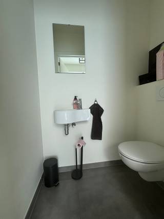 <p><span>Deze recente nieuwbouw treffen we in de woonbuurt van de 'Zwijnlandstraat" dit op een zucht van de Markt, kleinhandel, Colruyt, sportcentra, school en etc... Kortom een volledig nieuw, lichtrijke en ruime woning met terras en tuin. Deze topper is ingedeeld met een gastentoilet met handenwasser, een ruime woonkamer annex ingerichte keuken (oven, microgolf, spoelbak, kookplaat, dampkap, frigo en vaatwas) met zicht op de verzorgde tuin, een garage met automatische sectionale poort en begruimte. Op het eerste verdiep zijn er 3 volwaardige slaapkamers, een ruime nachthall met mogelijkheid tot het plaatsen van een bureau en een genoeglijke badkamer met dubbele lavabomeubel, ligbad, douche en toilet. Hierbovenop is er de zolder waar het ventilatiesysteem D bevindt. Uiteraard beschikt de woning over: internet, distributie, regenwaterput (10.000l) en grasmatten. Kortom deze woning biedt u grote ruimtes waar u ten volle tot rust kunt komen in de kindvriendelijke/autoluwe straat. </span></p><p><span> </span></p><p><span>Onmiddellijk beschikbaar!</span></p><p><span> </span></p><p><span>Troeven:</span></p><p><span> </span></p><p><span>- Energiezuinig</span></p><p><span>- Regenwater</span></p><p><span>- Centrum</span></p><p><span>- Ruime garage</span></p>