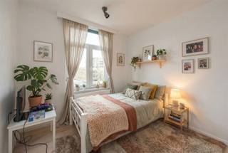 <p><span>Karaktervolle herenwoning met ziel én toplocatie </span></p><p><span>In een van de meest charmante straten van Antwerpen, pal aan het bruisende maar groene hart van de stad, vind je deze prachtige herenwoning vol karakter en klasse. </span></p><p><span>De woning</span><span> ligt letterlijk met de achtertuin tegen het </span><span>Groen Kwartier aan,</span><span> een unieke ligging die zelden op de markt komt.</span></p><p><span>Stap het Groen Kwartier in, en g</span><span>eniet van het autoluwe karakter, de gezellige sfeer en topplekken als </span><span>Het PAKT</span><span>, </span><span>The Rite</span><span>, koffiebarretjes, ateliers en sfeervolle pleinen. Het voelt als een dorpsgevoel midden in de stad. Ideaal voor wie houdt van leven, maar ook van rust en ruimte.</span></p><p><span>Een huis met grandeur</span><span><br />Deze statige woning ademt charme: startende met de gevel, de hoge plafonds met sierlijke moulures, prachtige ruimtes en een imposante trap geven dit huis zijn unieke ziel.<br />Karaktervol, maar voldoet aan de huidige norm aan isolatie en met z'n zonnepanelen.</span></p><p><span>Met </span><span>6 slaapkamers</span><span>, </span><span>2 badkamers</span><span>, </span><span>2 keukens</span><span> en een </span><span>volledige kelderverdieping</span><span>, is er ruimte zat voor een groot gezin, kangoeroewonen of een combinatie van wonen en werken. De </span><span>knusse stadstuin</span><span> is een oase van rust én het verlengde van het Groen Kwartier.</span></p><p><span>Centraal en toch rustig</span><span><br />Je woont hier op een toplocatie: op wandelafstand van het Centraal Station, het stadscentrum, scholen, winkels en openbaar vervoer. Toch voelt het hier sereen en residentieel, dankzij de mooie straat en het unieke achterliggende wijkgevoel van het Groen Kwartier.</span></p><p><span>Ben je op zoek naar een ruime woning vol karakter, op een locatie waar groen, rust en stadsleven hand in hand gaan?</span><span> Dan is dit een buitenkans.</span></p><p><span> </span></p><p><span>Bestuursmaatregelen in het maatregelenregister: nee</span></p>