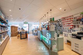 <p>Een handelsruimte combineren met comfortabel wonen op één locatie? Dit veelzijdige pand in de Vlamingenstraat te Wervik biedt een ruim handelsgelijkvloers van maar liefst 228 m² met daarboven een volwaardige gezinswoning met drie slaapkamers, terras en tuin.</p>
<p>Het handelsgedeelte werd in 2020 volledig vernieuwd en omvat een ruime winkelruimte met aansluitend een veelzijdig atelier, allen afgewerkt met kwalitatieve materialen. Dankzij de royale oppervlakte en praktische indeling leent het gelijkvloers zich bovendien voor tal van andere professionele activiteiten, zoals kantoorruimte, praktijk, dienstverlening of een combinatie van verschillende functies.</p>
<p>De bovenliggende woning is bereikbaar via een afzonderlijke inkom en beschikt over een ruime en gezellige woonkamer met een afgescheiden gedeelte dat perfect als bureau kan worden ingericht. Vanuit de leefruimte is er rechtstreekse aansluiting op het ruime leefterras, een mooie uitbreiding van de woonruimte tijdens de warmere maanden. De volledig uitgeruste keuken beschikt over de gebruikelijke toestellen en biedt alle comfort voor dagelijks gebruik.</p>
<p>Op de verdieping bevinden zich drie ruime slaapkamers (met maatkasten) en een stijlvol ingerichte badkamer met inloopdouche. Naast het ruime terras beschikt het pand ook over een tuin, waardoor hier verrassend veel buitenruimte aanwezig is.</p>
<p>Met maar liefst 43 zonnepanelen (14.520 Wp) en een thuisbatterij, inbegrepen in de verkoop, werd bovendien stevig geïnvesteerd in energiezuinigheid.</p>
<p>Een bijzonder veelzijdig eigendom voor wie wonen en werken comfortabel wil combineren, maar evengoed interessant voor wie op zoek is naar een ruim pand met verschillende gebruiksmogelijkheden.</p>