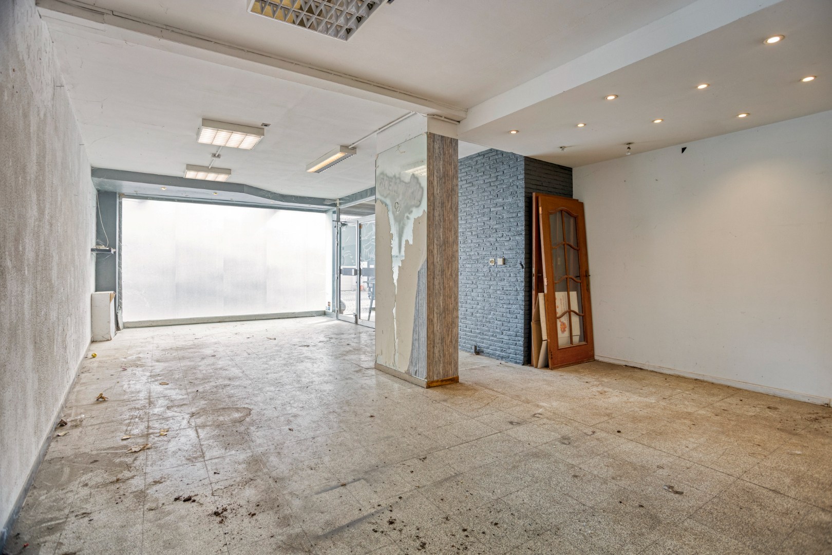 Bâtiment avec espace commercial/bureau et grand appartement avec terrasse sur le toit. - photo 4