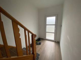 Ontdek deze instapklare en energiezuinige gezinswoning, ideaal gelegen in een rustige buurt van Wielsbeke. Deze woning biedt alle ruimte en...