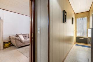 Op zoek naar een woning die u volledig naar eigen smaak kunt renoveren? Dan is deze charmante stadswoning in het gegeerde Ledeberg beslist een bezoek waard.<br /><br />Deze ruime woning beschikt over maar liefst vier slaapkamers en biedt tal van mogelijkheden voor wie op zoek is naar een renovatieproject met toekomst. Dankzij de royale volumes en de praktische indeling vormt dit pand de ideale basis om een comfortabele gezinswoning te creëren die volledig aansluit bij uw wensen.<br /><br />Bij het binnenkomen betreden we een bescheiden maar functionele inkomhal met toegang tot keuken en leefruimte. Verder is er ook toegang tot de kelder. De leefruimte en keuken vormen het hart van deze woning. Daarnaast vinden we op het gelijkvloers een praktische wasplaats en badkamer. De eerste en tweede verdieping geven ruimte aan 4 volwaardige slaapkamers en een zolderruimte die ook nog kan ingericht worden.<br /><br />De absolute troef van deze eigendom is zonder twijfel de aangename tuin. In een stedelijke omgeving zoals deze is een buitenruimte van dit formaat een echte meerwaarde. Hier geniet u van rust, privacy en voldoende plaats om te ontspannen, te spelen of gezellig te tafelen met familie en vrienden.<br /><br />Gelegen op een vlot bereikbare locatie nabij winkels, scholen, openbaar vervoer en belangrijke invalswegen, combineert deze woning het comfort van stadsleven met het genot van een eigen groene buitenruimte.<br /><br />Een unieke kans voor wie op zoek is naar een woning met karakter, ruimte en vooral heel veel potentieel.<br /><br />Interesse? Contacteer Maarten (0485 604 991 - maarten@danimmo.be) voor meer informatie of een afspraak op ons bezoekmoment.