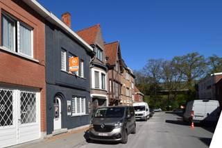 <strong>Voor meer info of een bezoek bel 0475757251 of mail philip@ocvastgoed.be</strong><br /><br />Deze goed onderhouden woning is gelegen in een rustige straat, in een populaire wijk vlakbij de Gentbrugse Meersen, de oprit E17 en het station Gentbrugge. Gent centrum op fietsafstand. <br />Deze woning is tevens geschikt voor het uitoefenen van een vrij beroep.<br />Op het gelijkvloers bevindt zich een kamer die zich perfect leent tot kantoor- of behandelruimte.<br />Aansluitend een lichtrijke leefruimte met toegang tot een gezellige buitenruimte/terras, toilet en keuken. <br />Op het tussen verdiep een badkamer voorzien van douche, toilet en wastafel. <br />Op het eerste verdiep een zeer ruime kamer die de mogelijkheid biedt voor 2 ruime slaapkamers en/of een extra badkamer.<br />Overal authentieke plankenvloeren en vaste trap naar de zolder. <br />De zolder geeft de mogelijkheid om 2/3 extra slaapkamers in te richten. <br /><br />EPC 490kWh/(m<sup>2</sup>jaar), energielabel E, bij isolatie dak en vervangen gaskachels naar centrale verwarming gaat de woning naar energielabel B. <br />KI 542<br />Stedenbouwkundige inlichtingen: woongebieden, geen vergunningen, geen verkavelingsvergunning, geen rechterlijke herstelmaatregel of bestuurlijke maatregel opgelegd, voorkooprecht. <br />Geen overstromingsgevoelig gebied, P-score A, G-score A<br /><br /><strong>Voor meer info of een bezoek bel 0475757251 of mail philip@ocvastgoed.be</strong><br /><br /><br /><br /> 