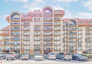 Deze garage is afgesloten met een metalen kantelpoort en vlot inrijbaar.<br /><br />Hiermee zijn uw parkeerproblemen meteen opgelost!<br /><br />Afmetingen: diepte 5,75m; hoogte 2m; poortbreedte: 2,50m; breedte box: 2,80m.