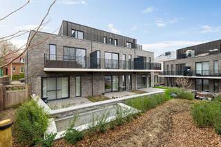 <p>Enkele troeven van dit project? Door de ideale ligging nabij op- en afritten van belangrijke invalswegen, nabijheid van winkels en recreatievoorzieningen én aanwezigheid van een prachtige binnentuin is het hier heerlijk wonen.</p>
<p>Elk appartement geniet van veel lichtinval, een doordachte indeling en bovendien is elk appartement afgewerkt met zorgvuldig gekozen materialen die mooi met elkaar harmoniëren. Daarbovenop beschikt elk appartement over minstens één privé-terras.</p>
<p>Het gebruik van duurzame en energie-efficiënte materialen maakt het plaatje helemaal compleet. We kunnen met trots kunnen zeggen dat dit project uniek is voor deze regio.</p>
<p>Er zijn reeds instapklare appartementen beschikbaar. Het loont dan ook meer dan de moeite een bezoek te brengen aan deze unieke units.</p>