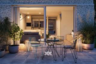 Deze koppelwoning van 180 m² bestaat uit drie bouwlagen met op het gelijkvloers een inkomhal met gastentoilet uitkomende in de woonkamer met open keuken en berging. Via de grote schuiframen kom je op het zuidgerichte zonneterras van 17 m² met aansluitend de tuin van 187 m². Op de eerste verdieping zijn er 2 slaapkamers, een badkamer met douche en dubbele lavabo en een afzonderlijk toilet. Op de tweede verdieping is er een wasberging, 2 slaapkamers en een badkamer met douche, lavabo en toilet. Achteraan de privatieve tuin bevindt zich een afgesloten, gemeenschappelijke tuin waar de kinderen veilig kunnen spelen.<br /><br />De woning is gelegen aan de rand van Zwijnaarde in een kleinschalig project van zeven gezinswoningen. Ze voldoet aan de strengste energienormen met een E-peil van max E20. Standaard is de woning uitgerust met PV-panelen, balansventilatie en een individuele warmtepomp met vloerverwarming.<br /><br />In de ondergrondse verdieping van het naastliggende appartementencomplex is er een bijhorende parkeerplaats met laadinfrastructuur (€ 25.000). <br /><br />Met de fiets en via de nabijgelegen bus- en tramhalte ben je snel in het centrum van Gent. Ook scholen, winkels en diensten zijn er nabij. De toegang tot de R4, E40 en E17 ligt op minder dan vijf minuten rijden. <br /><br />Benieuwd naar de nieuwbouwwoningen Rhodon? Maak je persoonlijke, vrijblijvende afspraak.