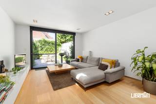 -- Bezoekmoment enkel op afspraak --<br /><br />Sommige woningen laten zich moeilijk in woorden vatten. Deze stadswoning moet u ervaren. <br />Achter de karaktervolle gevel schuilt een verrassend ruim en lichtrijk geheel, waar authentieke charme, hoogwaardige afwerking en een doordachte architectuur elkaar moeiteloos versterken. <br /><br />Bij het binnenkomen wordt u verwelkomd in de stijlvolle ingerichte leefkeuken. Van daaruit leidt de woning u verder naar de open leefruimte, waar een grote raampartij zorgt voor een aangename verbinding met het zonnige terras. Verder nog een handige (fietsen)berging, koele kelder en gastentoilet. <br /><br />Op de verdiepingen bevinden zich drie volwaardige slaapkamers en een smaakvolle badkamer met ruime inloopdouche. Daarnaast de dressing en nog een aparte toilet. Een extra troef is de verrassende mezzanine, die vandaag ingericht is als fitnessruimte en uitkijkt over een praktische bureauruimte. <br /><br />Ook qua comfort werd niets aan het toeval overgelaten dankzij het maatmeubilair en parket dat doorheen de hele woning gebruikt werd. Airco zorgt voor afkoeling, de ver doorgedreven isolatie garandeert een goede EPC score! De centrale ligging zorgt ervoor dat winkels, restaurants, scholen en het station zich allemaal op wandel- of fietsafstand bevinden.<br /><br />Mogelijkheid tot aankoop overdekte autostaanplaats in de straat erachter!<br /><br />Laat u verrassen door de sfeer, de afwerking en de ruimtes die deze woning te bieden heeft. <br />Neem contact op via info@immolierman.be of 053 / 89 99 66