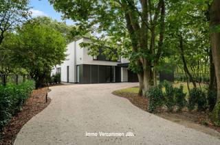 <p><span>Op een uiterst residentiële locatie te Bonheiden bevindt zich deze luxueus afgewerkte villa gunstig gelegen op een perceel van 1.645 m². Deze knappe woonst situeert zich in een groene, residentiële omgeving en ligt bovendien op wandelafstand van het Imelda ziekenhuis en natuurgebieden Mispeldonk en Cassenbroek. De villa is voorzien van alle moderne comfort en high-end afgewerkt met heel wat maatwerk. Energiezuinigheid (EPC-label A+) is gegarandeerd dankzij zonnepanelen, thuisbatterij, warmptepomp en vloerverwarming. Verder is er ook airco, een alarminstallatie en domotica.</span></p><p><span>We komen binnen via de lichtrijke inkomhal met apart gastentoilet en ruime technische berging/inpandige fietsenstalling. Een zeer royale woonruimte geniet een volledig panoramisch zicht op de tuin met zwembad. De moderne keuken is volledig geïnstalleerd en ingericht met Miele-toestellen. Verder tref je een doordachte indeling met op het gelijkvloers 3 slaapkamers en 2 badkamers, waarvan een masterbedroom met naastliggend badkamer. Een kantoorruimte kan eventueel ingericht worden als vierde slaapkamer. Een functionele bijkeuken/wasplaats maakt het geheel compleet. Via de trap kan men naar een multifunctionele ruimte op de 1e verdieping (42m² + terras). Dit kan worden aangewend als thuiswerk kantoor, praktijkruimte, extra slaapkamer met dressing/badkamer en/of fitnessruimte.</span></p><p><span>Overal geniet u van veel lichtinval door de grote raampartijen maar hoeft u op geen enkel moment in te boeten op privacy. Buiten nodigt het gevel brede terras uit tot lange avonden met zicht op een volledig aangelegde tuin met verwarmd zwembad. Aan de leefkeuken, is er nog een extra zuidwest georiënteerd terras. Verder is er een carport aanwezig voor 2 wagens (met mogelijkheid tot elektrisch laden) en biedt de lange oprijlaan parkeergelegenheid voor meerdere wagens.</span></p><p><span>Kom de troeven van dit unieke pand ter plaatse ontdekken en maak een afspraak: 015/755 444 of info@immovercammen.be </span></p><p><span> </span></p>