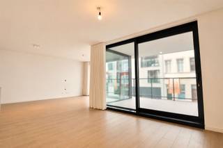 CENTRAAL GELEGEN EN DEGELIJK INGERICHT Op enkele stappen van het station en de Grote Markt komt dit woonappartement aardig opzetten.Veel woonruimte,...