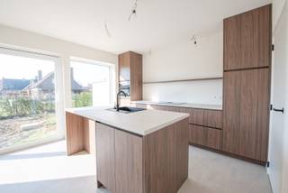 Zeer kindvriendelijke buurt: doodlopende straat naast het centrum.<br /><br />Op het gelijkvloers is de woning voorzien van een inkomhal met een apart gastentoilet, een ruime leefruimte die overgaat in de open keuken. Verder beschikt deze woning over bureauruimte en een handige garage / wasplaats.<br /><br />De eerste verdieping biedt een nachthal die toegang geeft tot vier ruime slaapkamers, een volledig ingerichte badkamer en een apart toilet. Vaste trap naar een royale zolderruimte die gebruikt kan worden als multifunctionele ruimte (met technische berging).<br /><br />Deze woning is kwalitatief afgewerkt als kijkwoning. Centrum van het bruisende Waregem op wandel- en fietsafstand (Park Casier, winkels, scholen en horeca). De autosnelweg is zeer bereikbaar (5min) en het station ligt op fietsafstand. <br /><br />Mail voor een bezoekje en gedetailleerde info naar kristoff@immoroba.be