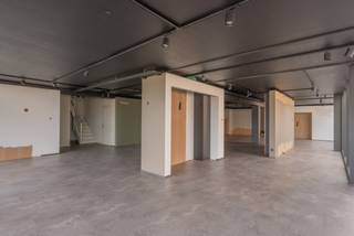 Commercieel gebouw gelegen op de Natienlaan te Knokke, een toplocatie met veel visibiliteit en passage. Het handelspand en/of kantoorruimte...