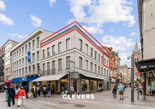 Dit duplex dakappartement bevindt zich op de 2de en 3de verdieping (geen lift) en is gelegen in het bruisende centrum van Blankenberge.Op de 2de...