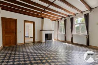 <strong>DEINZE - Karaktervolle hoeve op een unieke locatie van 8.430 m²</strong><br />EERSTE BEZOEKDAG ZONDAG 13/09 VANAF 9U (enkel op afspraak!)<br /><br />Te midden van de uitgestrekte velden bevindt zich deze uitzonderlijk gelegen, karaktervolle hoeve op een royaal perceel van liefst 8.430 m². Een zeldzame eigendom waar rust, ruimte en natuur centraal staan, gecombineerd met een vlotte bereikbaarheid.<br /><br />De voormalige boerderij dateert van circa 1850 en straalt authenticiteit en karakter uit. Dankzij de gunstige oriëntatie geniet de woning van een aangename natuurlijke lichtinval en biedt het domein volop mogelijkheden om optimaal van de tuin en de omliggende natuur te genieten. Zowel aan de voor- als achterzijde bevinden zich ruime, groene buitenzones en er is bovendien voldoende parkeergelegenheid aanwezig.<br /><br />De eigendom bestaat uit twee volwaardige gebouwen.<br />De oorspronkelijke hoevewoning beschikt over een opp. van circa 230 m² en telt momenteel 4 slaapkamers en een badkamerruimte. De royale volumes en bestaande indeling bieden tal van mogelijkheden om de woning verder te renoveren en volledig naar eigen smaak in te richten.<br />Daarnaast bevindt zich op het perceel een kwalitatieve stal van circa 225 m², gebouwd in 2012 en momenteel ingericht als paardenaccommodatie. Samen bieden beide gebouwen maar liefst 455 m² bruikbare vloeroppervlakte.<br /><br />De combinatie van de authentieke hoeve, de ruime oppervlaktes, het grote perceel en het aanwezige bijgebouw vormt een bijzonder interessant uitgangspunt voor wie op zoek is naar een eigendom met karakter én potentieel.<br />Er bestaat tevens de mogelijkheid om extra weides aan te kopen op wandelafstand van de eigendom.<br /><br />Een absolute meerwaarde is de uitzonderlijke ligging. De hoeve bevindt zich op wandelafstand van het Afleidingskanaal van de Leie en wordt volledig omgeven door open velden. Hier geniet u van een bijzonder gevoel van vrijheid, rust en privacy, zonder volledig afgelegen te wonen.<br />Een unieke opportuniteit voor wie droomt van een authentieke hoeve op een bijzondere locatie, met veel grond, ruime gebouwen en tal van mogelijkheden.<br />Interesse? Neem gerust contact op via 053/60.65.60 voor meer informatie of plan uw bezoek. Wij leiden u graag persoonlijk rond.<br /><br />De vermelde prijs is een richtprijs. Na ontvangst van de biedingen zal de verkoper beslissen of hij/zij de eigendom verkoopt aan het beste bod. De richtprijs is aldus niet bindend voor de verkoper. Voor meer info kunt u ons contacteren of het reglement raadplegen op onze website.