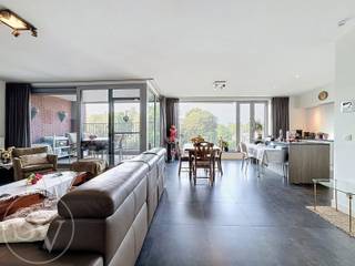 <p><strong>AANGENAAM 2-SLAAPKAMERAPPARTEMENT met OVERDEKT TERRAS – CENTRUM KAPELLEN</strong></p>
<p><br />Op zoek naar een aangenaam appartement met twee slaapkamers, een zonnig terras en een groen uitzicht? Dit appartement in het centrum van Kapellen heeft heel wat troeven! Het zuidwestelijk georiënteerde, overdekte terras van 8,5 m² laat u zowel in de zomer als in de winter genieten van het buitenleven. Bovendien bevinden winkels, openbaar vervoer en andere voorzieningen zich binnen handbereik. Een fijne plek om thuis te komen!</p>
<p><strong><br />Wat maakt dit appartement zo aantrekkelijk?</strong></p>
<p><strong>Inkomhal </strong>met vestiairekast.</p>
<p>Ruime en lichtrijke <strong>woonkamer </strong>met aansluitend een volledig <strong>ingerichte open keuken</strong>. Deze beschikt over voldoende opbergruimte en is uitgerust met een vaatwasser, elektrisch fornuis, dampkap, oven, koelkast en diepvries.</p>
<p>Zuidwestelijk georiënteerd, <strong>overdekt terras </strong>van 8,5 m² met een weids uitzicht, waar u het hele jaar door van kunt genieten.</p>
<p><strong>Twee </strong>volwaardige <strong>slaapkamers</strong>, bereikbaar via de nachthal.</p>
<p><strong>Badkamer </strong>met lavabo in meubel, ligbad en ruime inloopdouche.</p>
<p>Praktische <strong>berging </strong>met de cv-ketel en aansluiting voor uw wasmachine.</p>
<p>Stijlvolle vloer doorheen het volledige appartement, die zorgt voor een harmonieus geheel en een ruimtelijk gevoel.</p>
<p><strong>Fietsenstalplaats </strong>in openlucht achter het gebouw.</p>
<p><strong><br />Kortom:</strong></p>
<p>Een tof en praktisch ingedeeld appartement met twee slaapkamers, een aangenaam terras, een open en ongehinderd uitzicht, pal in het centrum van Kapellen.</p>
<p>Nog niet overtuigd? Kom de sfeer ter plaatse opsnuiven en ontdek zelf wat dit appartement te bieden heeft. Misschien bent u wel meteen verkocht!</p>
<p><br />Algemene onkosten op basis van laatste jaarafrekening: <strong>€85/maand</strong>.<br />EPC: <strong>102kWh/jaar</strong> ... doemme toch, net geen A ;-)<br /><br />De foto's zonder meubels, zijn van een identiek appartement op een lagere verdieping.</p>
<p></p>
<p></p>