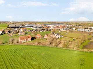 Prachtig gelegen af te breken woning op 2996m2 (te bereiken via charmante toegangsdreef), genietend van mooie verzichten, en alle rust, doch...