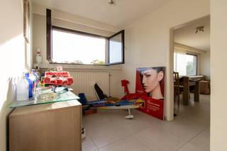 <div><div> <p>Modern dakappartement.</p><p>Dit dakappartement van ca. 86 m² ligt in een doodlopende straat op wandelafstand van het centrum van Schoten. Het appartement bevindt zich op de 5de verdieping. Er is een lift tot de 4de verdieping. Het werd volledig gerenoveerd in 2019. De inkomhal geeft toegang tot de leefruimte met tegelvloer en de volledig ingerichte keuken met aansluitende wasplaats/berging. Verder beschikt het appartement over één volwaardige slaapkamer en een aparte hobbykamer of bureauruimte. De badkamer is uitgerust met een inloopdouche, wastafelmeubel en toilet. Een garagebox huren is mogelijk aan € 80 per maand. </p></div> </div>