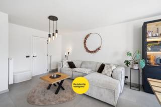 In Roksem, deelgemeente van Oudenburg, bevindt zich deze moderne en perfect afgewerkte nieuwbouwwoning (bouwjaar 2023).<br /><br />Indeling:<br />Bij het betreden van de woning komt u in de inkomhal met vestiairekast en gastentoilet. De lichtrijke leefruimte met grote raampartijen en schuifraam geeft uit op het terras en zorgt voor een aangename woonbeleving. Aansluitend bevindt zich de open, volledig uitgeruste keuken met kookeiland – aansluitend is er de inpandige garage met alle technieken alsook voldoende ruimte voor wasmachine en eventuele droogkast.<br /><br />Op de eerste verdieping vindt u maar liefst vier volwaardige slaapkamers, perfect voor een gezin of voor wie extra ruimte wenst voor een bureau of hobbykamer. De badkamer is stijlvol ingericht en beschikt over zowel een ligbad als een inloopdouche. Daarnaast is er nog een apart toilet en een praktische berging waar het ventilatiesysteem D in opgeborgen zit.<br /><br />De volledig geschilderde en instapklare woning is voorzien van alle moderne comfort: Centrale verwarming op aardgas, ventilatiesysteem type D, 8 zonnepanelen, conforme elektriciteit en een combinatie van stads- en regenwater. De inpandige garage met automatische poort zorgt voor extra gemak. De oprit biedt tevens parkeerplaats voor twee wagens. <br /><br />Het gunstige E-peil zorgt ervoor dat je nog 2 jaar van de vrijstelling van onroerende voorheffing geniet – een mooie extra besparing bovenop de energiezuinigheid van deze woning.<br /><br />Gelegen in een rustige, kindvriendelijke buurt en toch vlot bereikbaar, is dit de ideale thuisbasis voor wie comfortabel en energiezuinig wil wonen.<br /><br />Interesse? Contacteer ons en plan uw bezoek in!