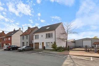 Ontdek deze schitterend gerenoveerde gezinswoning in het rustige Rollegem-Kapelle. Met een bewoonbare oppervlakte van 244 m² op een perceel van 482...