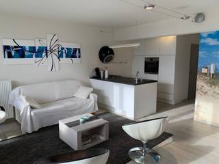 Dit gerenoveerde appartement bestaat uit inkom met ingemaakte kasten, slaapkamer met dubbel bed en twee uitklapbare bedden, badkamer met inloopdouche, bergruimte (met oa wasmachine, droogkast en microgolf), toilet, zonnige woonkamer met open keuken (vaatwas, oven, koelkast, gasfornuis) en tweede bergruimte.<br />In de woonkamer is nog een dubbel inklapbaar bed voorzien.<br />Verwarming op gas - privatieve tellers.<br />Lift in het gebouw. <br />Gemeenschappelijke fietsenberging met twee fietsen die kunnen gebruikt worden.<br />Vlak aan zee, zijstraat van de Zeedijk.<br /><br />Onmiddellijk vrij en instapklaar (gemeubeld).<br />Totale huurprijs per maand: 800 EUR + 50 EUR provisie alg.kosten + 25 EUR provisie verbruik water = 875 EUR.