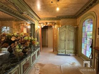 Jouw eigen zaak aan huis?Dan is deze woning jouw buitenkans!Iedereen in de buurt kent kapster Jenny. 30 jaar geleden startte ze haar eigen kapsalon...