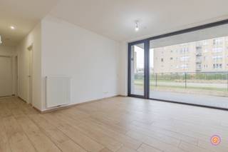 Vandaag nemen we je mee naar een recent gelijkvloers appartement dat centraal gelegen is in de gemeente Hoboken. Winkels, scholen en openbaar vervoer bevinden zich op wandelafstand. <br /><br />We betreden het appartement via een ruime inkomhal. Via de hal lopen we door naar de lichtrijke leefruimte met aansluitend de geïnstalleerde, open keuken. <br />Aan de keuken bevindt zich de berging die zorgt voor voldoende opbergruimte.<br />Verder geeft de inkomhal toegang tot het gastentoilet, twee slaapkamers en de badkamer voorzien van inloopdouche en lavabo.<br /><br />Het terras van maar liefst 77 m² is bereikbaar via de grote raampartijen in de leefruimte. <br /><br />Fietsen worden gestald in een bovengrondse privatieve fietsenberging.<br />Ondergronds is er nog een privatieve berging voorzien en een autostaanplaats. <br /><br />Het appartement leent zich niet alleen tot eigen bewoning maar is ook perfect als vastgoedinvestering.<br /><br />Heb je interesse in dit gelijkvloers appartement?<br />Neem gerust contact op via toni@julimmo.be of 0498 62 74 77.