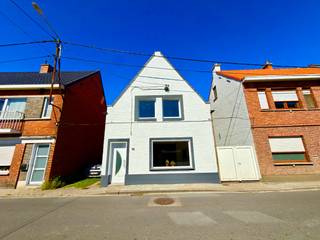 Recent gerenoveerde, instapklare halfopen bebouwing in Hamme<br /><br />Bent u op zoek naar een moderne, instapklare gezinswoning waar ruimte, licht en comfort centraal staan? Dan is deze recent gerenoveerde halfopen bebouwing in Hamme zeker een bezoek waard.<br /><br />Via de inkomhal komt u terecht in een ruime en lichtrijke leefruimte met een open indeling. De moderne, volledig uitgeruste keuken vormt het hart van de woning en biedt veel werk- en opbergruimte. Dankzij de grote raampartijen, de schuiframen en de dubbele terrasdeur geniet u van een mooie verbinding tussen de leefruimte, het terras en de tuin.<br /><br />Aansluitend bevindt zich een praktische berging met plaats voor een wasmachine, droogkast en extra opbergruimte. Verder beschikt de woning over een gastentoilet en een handige kelder.<br /><br />De woning beschikt over drie volwaardige slaapkamers en een aparte bureauruimte, ideaal als thuiswerkplek, hobbyruimte of extra kinderkamer. De ruime badkamer is modern ingericht en voorzien van alle comfort.<br /><br />Buiten vindt u een grote, zonnige L-vormige tuin met terras en tuinhuis. De tuin biedt tal van mogelijkheden en is ideaal voor een moestuin, een zwembad of een speelruimte voor kinderen. De oprit biedt plaats aan meerdere wagens, geeft rechtstreeks toegang tot de tuin en is uitgerust met een laadpunt voor een elektrische wagen.<br /><br />Troeven<br /><br />* Recent gerenoveerd en volledig instapklaar<br />* Halfopen bebouwing<br />* 3 slaapkamers + aparte bureauruimte<br />* Ruime en lichtrijke leefruimte<br />* Moderne, volledig uitgeruste keuken<br />* Grote L-vormige tuin met terras en tuinhuis<br />* Ideaal voor een moestuin, zwembad of speelruimte<br />* Oprit met plaats voor meerdere wagens<br />* Laadpunt voor een elektrische wagen<br />* Centrale ligging nabij winkels, scholen en openbaar vervoer<br /><br />Een ideale woning voor gezinnen of koppels die op zoek zijn naar een comfortabele, energiezuinige thuis op een uitstekende locatie.<br /><br />Interesse? <br />Neem gerust contact op voor meer informatie of om een bezoek in te plannen via 0493 07 77 42.
