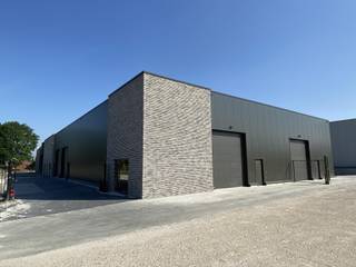 Het bedrijvenpark "WINTERDIJK" bestaat uit kmo-units en opslagplaatsen en is gelegen op het industrieterrein "Oude Kazerne" te Kaulille, op 6 km van de Nederlandse grens. De site is omheind en voorzien van een elektrische schuifpoort. Deze unit met een oppervlakte van 195m² is beschikbaar op korte termijn (in overleg met de huidige huurder). <br /><br />Verhuur onder BTW-stelsel.<br /><br />KENMERKEN UNIT:<br />- oppervlakte: 195m²<br />- vrije hoogte: 6m <br />- elektrische sectionaalpoort<br />- stalen constructie met sandwichpanelen, dak in steeldeck, betonvloer<br />- elektriciteit: 380V<br />- verlichting: LED-lampen, veel lichtinval door lichtstraat/rookluik <br /><br />TROEVEN:<br />- nieuwe, moderne units<br />- gelegen langs drukke verbindingsweg<br /><br />Ig - Vg - Gmo - Gvkr - Gvv<br /><br />Info: 011/399050 of info@jansenrealestate.be