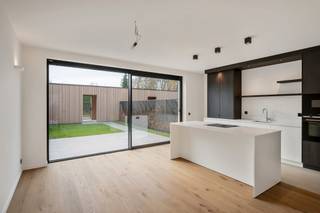 Moderne nieuwbouwwoning op rustig woonerf te GooreindDeze kwalitatief afgewerkte nieuwbouwwoning maakt deel uit van een modern, autoluw woonerf. De...