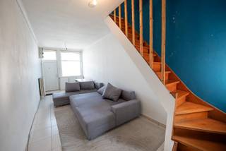 Gesloten bebouwing nabij het centrum van Wakken. De woning heeft volgende indeling: leefruimte, ruime keuken, badkamer met ligbad en douche. Boven vinden we een ruime overloop/kamer terug en 2 slaapkamers. De woning is ook voorzien van een koertje. <br />Beschikbaar vanaf 15/11/2026. Voor meer info of een bezoek, mail naar anke@immoroba.be