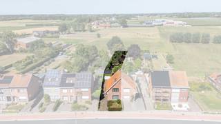 <p>Deze woning uit 1962 is gelegen in een residentiële en landelijke omgeving in Sint-Niklaas, met een vlotte verbinding naar belangrijke invalswegen. De halfopen bebouwing biedt veel potentieel voor wie op zoek is naar een huis met ruimte en een praktische indeling. Dankzij de lichtrijke leefruimte, veranda en grote tuin van 475 m² geniet u hier van een aangename woonomgeving. Met vier slaapkamers is deze woning ideaal voor gezinnen of wie extra ruimte zoekt voor hobby’s of thuiswerk. De aanwezige garage en schuur zorgen bovendien voor extra bergruimte en gebruiksgemak.</p>
<p> </p>
<p>Belangrijkste ruimtes:</p>
<p>• Inkomhal van 4,13 m²</p>
<p>• Ruime living van 33,85 m² met veel lichtinval</p>
<p>• Keuken van 8,56 m² met aansluitende veranda</p>
<p>• Veranda van 9,95 m² met zicht op de tuin</p>
<p>• Badkamer van 8,53 m²</p>
<p>• 4 slaapkamers van 9,37 m², 15,77 m² en 17,62 m²</p>
<p>• Garage van 19,11 m²</p>
<p>• Schuur van 8,63 m²</p>
<p>• Tuin van 475 m²</p>
<p> </p>
<p>Troeven:</p>
<p>• Halfopen bebouwing in rustige residentiële omgeving</p>
<p>• Ruime tuin van 475 m²</p>
<p>• Vier volwaardige slaapkamers en praktische indeling</p>
<p> </p>
<p>Neem vandaag nog contact op met je ERA-makelaar voor een bezoek.</p>
<p> </p>
<p>JOUW DROOMHUIS. ZO GEVONDEN!</p>