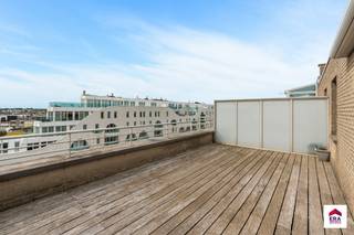 <p>Penthouse te koop in Koksijde – exclusieve woonbeleving met zon, ruimte en privacy</p>

<p>In het hart van het charmante Koksijde bevindt zich dit uitzonderlijke penthouse met één slaapkamer, waar licht, ruimte en buitenleven centraal staan. De woning geniet van een doordachte indeling en een hoogwaardige woonervaring op een toplocatie aan de Belgische kust.</p>

<p>De leefruimte baadt in natuurlijk licht en sluit naadloos aan op maar liefst twee gigantisch grote, zongerichte terrassen. Deze buitenruimtes vormen een echte troef: ideaal om de hele dag door van de zon te genieten, te ontspannen in alle privacy of vrienden te ontvangen met zicht op de open lucht.</p>

<p>De slaapkamer is rustig gelegen en biedt alle comfort voor een ontspannen nachtrust. De praktische indeling van het appartement zorgt voor een aangename flow tussen wonen, slapen en buitenleven.</p>

<p>Daarnaast is er de mogelijkheid tot aankoop van een garage in de nabijheid, wat extra comfort en zekerheid biedt – een waardevolle meerwaarde aan zee.</p>

<p>Een uniek aanbod voor wie op zoek is naar een lichtrijk penthouse met royale buitenruimtes op een gegeerde locatie in Koksijde.<br />058 51 23 23 of op arne@eraservimo.be</p>