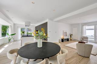 Deze woning is TOPgelegen aan en met zicht op de Astridpark, UNIEKE LOCATIE in het centrum van Kortrijk. Kwalitatief en volledig gerenoveerde woning met STADTUIN, tocht op het park, ondergrondse garage en oprit, 4 slaapkamers en 3 badkamers. IDEAAL voor mensen op zoek naar ruimte op een topligging. <br />INDELING: inkom en traphal, toilet, handige berging, geïnstalleerde luxe-keuken met EILAND, aanpalend een fantastisch terras met zicht op groen, gezellige leefruimte, volledig onderkelderd (garage en berging), en op de verdiepen bevinden zich 4 grote slaapkamers (waarvan de master met een uniek zicht op het park en een eigen dressing), en 3 badkamers. <br /><br />TOTAALRENOVATIE: nieuw en geïsoleerd dak, centrale verwarming op aardgas, conforme elektr., EPC B, aangename grote ruimtes. <br /><br />Bezoek na afspraak met IMMO BEGUIN: tessa@immobeguin.be