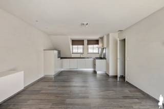 Appartement met 2 slaapkamers en groot terras te Achterbroek, Kalmthout<br /><br /><strong>Huurprijs is 1.000 EUR per maand +</strong><br /><strong>50 EUR per maand gemeenschappelijke kosten</strong><br /><strong>Kosten plaatsbeschrijving zijn 50/50 te betalen door verhuurder en huurder</strong><br /><strong>Huurwaarborg = 3 maanden</strong><br /><strong>Beschikbaar - per direct</strong><br />****<br /><br /><strong>Indeling:</strong><br />* Living met open keuken en toegang met schuifraam en vliegenraam, een <strong>groot terras van 50m2</strong><br />* <strong>Open keuken</strong> is voorzien van een vaatwasser, combi-oven, keramische kookvuur, dampkap en koelkast met vriesgedeelte <br />* Hal met toilet en berging met opbergkasten<br />* Slaapkamer 1 met <strong>ingebouwde kasten</strong> en een vliegenraam<br />* Slaapkamer met ingebouwde kasten en ook toegang met een schuifraam en vliegenraam, het terras van 50m2 <br />* Badkamer met <strong>inloopdouche</strong>, sierradiator, lavabo met spiegel en aansluiting voor was- en droogkast<br /><br />Troeven:<br />* Het appartement heeft overal een tegelvloer en verlichting<br />* Het appartement heeft overal raambekleding hangen ( vouwgordijnen en lamellen)<br />* <strong>Lift</strong><br />* Terras heeft buitenverlichting en stopcontacten. Er is een parasol en een tuintafel met 6 stoelen aanwezig<br />* <strong>Garagebox</strong> met elektrische poort<br />* In het appartement staan nog diverse meubelen - deze mogen gebruikt worden<br />* Videophone<br />* Supermarkt, bushalte en scholen zijn op loopafstand