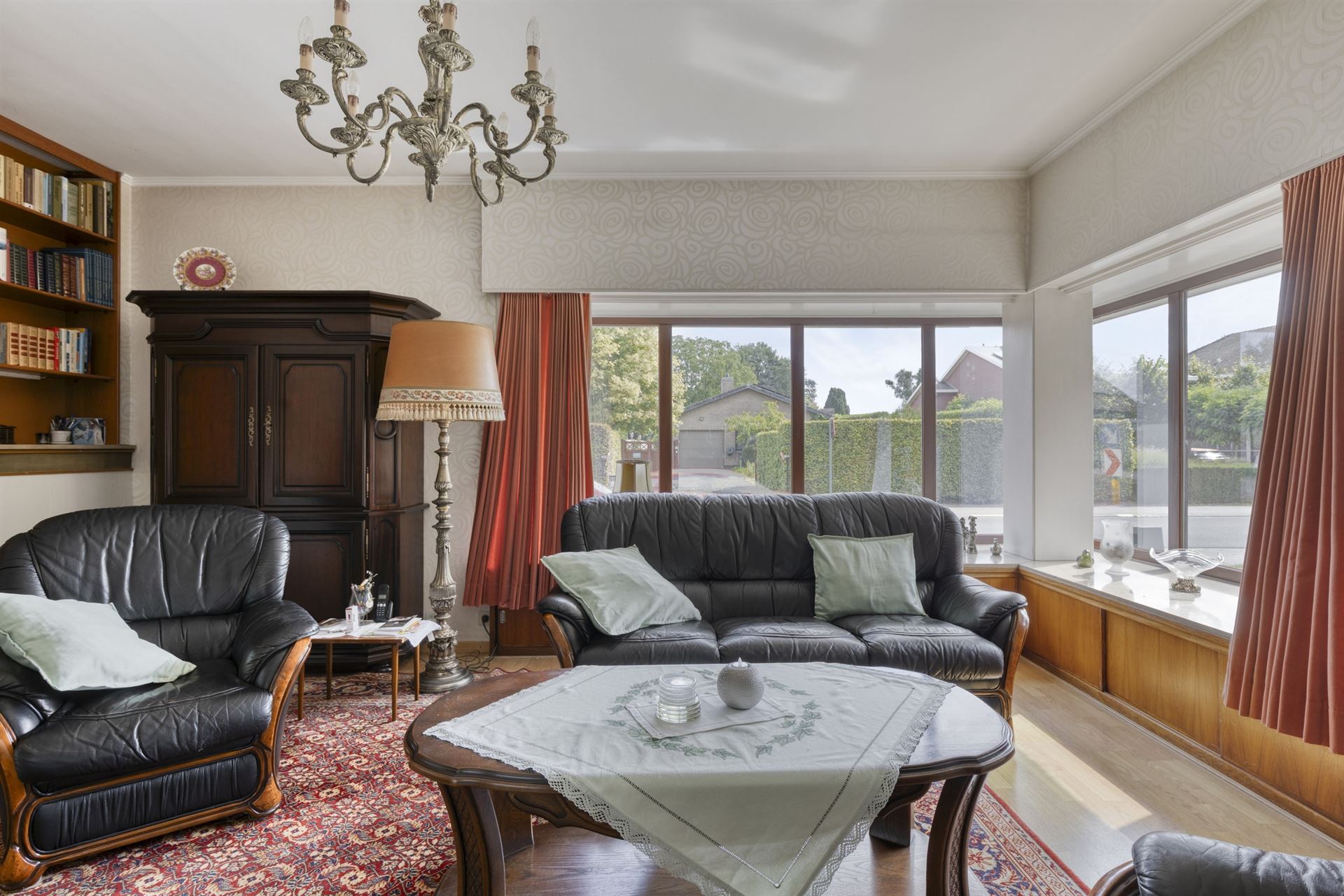 Te renoveren woning met 4 slaapkamers, 2 garages en tuin.  - foto 5