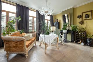 <p><strong>Uniek herenhuis op een toplocatie in Mechelen met zicht op de Dijle. Voorzien van 5 slaapkamers, een grote multifunctionele ruimte met de mogelijkheid voor de uitoefening van een vrije beroep. De woning heeft een ruime bewoonbare oppervlakte (453 m²) en heeft 48 zonnepanelen. Interne parkeerplaatsen voorzien via de sectionaalpoort. EPC D-label (334 kWh/m²).</strong><br /><br /><strong>Ligging:</strong><br />Ideaal gelegen net buiten de ring van Mechelen, met uitzicht op de Dijle. Deze woning bevindt zich in een rustige omgeving met alle faciliteiten zoals winkels, openbaar vervoer, sporthal en horecazaken op wandel- en fietsafstand. Vlotte verbinding met de E19 en andere belangrijke verbindingswegen naar omliggende steden en dorpen.<br /><br /><strong>Indeling:</strong><br />-1: kelder.<br />0: inkomhal, grote ruimte met tal van mogelijkheden, badkamer, keuken, bureauruimte en leefruimte.<br />+1: toilet, living, keuken, berging en terras.<br />+2: slaapkamer met dressing en badkamer.<br />+3: 3 slaapkamers en een toilet.<br />+4: Zolderverdieping of slaapkamer<br />Buiten: groot terras en zonnepanelen.<br /><br /><strong>Beschrijving:</strong><br />Deze goed onderhouden woning in Mechelen biedt alles wat u nodig hebt voor comfortabel te wonen en werken. <br /><br />De gelijkvloerse verdieping bestaat uit verschillende multifunctionele ruimtes. Door de sectionaalpoort aan de voorgevel leidt een inrit naar een groot magazijn (171 m²) aan de achterkant van de woning. Dit magazijn leent zich tot diverse invullingen, bijvoorbeeld voor het plaatsen van verschillende wagens. Daarnaast zijn er nog diverse ruimtes zoals een bureau en een kitchenette met doucheruimte. Deze woning biedt tal van mogelijkheden voor het vestigen van een onderneming voor een vrij beroep. <br /><br />De trap in de inkomhal leidt naar de leefruimte op de eerste verdieping. Via een overloop komt u terecht bij de keuken waar zich ook een apart toilet en berging bevindt. Vanuit de keuken is er toegang naar het terras. Vervolgens kom je ook via de overloop uit in de charmante living, die dankzij de grote ramen geniet van een maximale lichtinval en prachtig uitzicht op het water.<br /><br />De tweede verdieping biedt een slaapkamer met een dressing, alsook een aparte badkamer. Daarnaast bevat de derde verdieping drie ruime slaapkamers en een apart toilet. De zolderverdieping is momenteel in gebruik als vijfde slaapkamer. <br /><br />De woning is uitgerust met 48 zonnepanelen. <br /><br /><strong>Bijzondere informatieplicht:</strong> in aanvraag.</p>