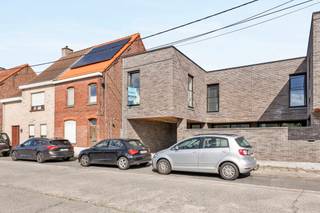 RECENTE moderne ENERGIEZUINIGE woning met 3 SLK! Goedgelegen aan de KLINIEK en dichtbij het centrum van Waregem. Indeling: inkomhal met...