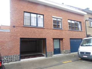 Rustig gelegen, nabij het station en centrum van Leuven, treft u dit appartement gelegen op het gelijkvloers bestaande uit een ruime inkomhall...