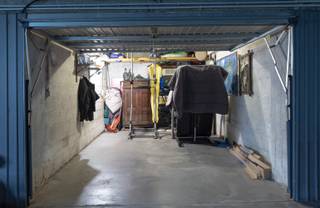 <p><strong>Garage fermé à vendre</strong> dans un immeuble à appartements bien entretenu, idéalement situé au 282 avenue Sylvain Dupuis.</p><p>L’emplacement bénéficie d’une excellente accessibilité grâce à la proximité du Westland Shopping Center, des principaux axes routiers et de nombreuses commodités.</p><p>Le garage mesure 5,05 mètres de longueur et 2,87 mètres de largeur, offrant suffisamment d’espace pour stationner un véhicule et/ou disposer d’un espace de stockage supplémentaire. L’accès au complexe de garages se fait via une porte automatique.</p><p>Une opportunité intéressante tant pour les riverains que pour les investisseurs à la recherche d’un emplacement de parking ou de stockage sécurisé dans un endroit stratégique.</p><p>Pour plus d’informations ou pour organiser une visite, veuillez contacter Aurelie Defloo de Living Stone au 0489 88 36 57.</p><p><strong>Prix de vente : 28.000 €</strong></p>