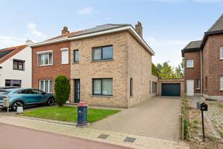 Gunstig gelegen woning aan de Oever, tussen de Kleistraat en de Reetsesteenweg. Dit huis is rustig gelegen en tevens makkelijk bereikbaar op slechts enkele minuten rijden van de opritten van zowel A12 als E19. Grote troef van deze woning is de zongerichte, mooie en brede achtertuin met landelijk uitzicht achteraan! Er is tevens ruim parkeergelegenheid voor 3 wagens achter elkaar op de oprit en in de eigen inpandige, ruime garage, voorzien van aansluiting wasmachine en droogkast. <br /><br /> Dit eigendom werd gebouwd in 1951. Het werd steeds zeer goed onderhouden: geïsoleerd & volledig vernieuwd schuin dak in 2020, recente nieuwe CV op aardgas in 2025,.... Mits moderniseringen (keuken, badkamer,..) wordt dit eigendom helemaal instapklaar!<br />De indeling is als volgende:<br /><br /><em><strong>GLVL: </strong></em>een inkomhall, woonkamer, een klassiek ingerichte keuken met lichtkoepel, een apart toilet en een klassiek ingerichte badkamer<br /><em><strong>1e VERDIEP: </strong></em>een nachthall en 3 slaapkamers<br /><strong><em>2e VERDIEP: </em></strong>zolderruimte die afgewerkt kan worden tot een extra slaapkamer<br /><br />📞 Contacteer ons vandaag nog voor een afspraak via info@leximmo.be of 03/459.99.99.<br /><br />