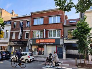 Handelspand ideaal gelegen op de Chaussée de Wavre, een drukke en commerciële as. Gelijkvloerse oppervlakte van 300 m² en bijkomende kelderruimte...