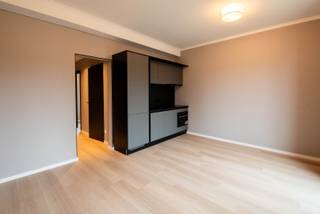 Bent u op zoek naar een recent gerenoveerd appartement met twee slaapkamers in een aangename woonwijk?<br />Dan is dit de ideale woonst voor u! Dit stijlvolle appartement biedt een gezellige leefruimte met een open keuken, perfect voor gezellige avonden. De twee comfortabele slaapkamers zorgen voor een rustgevende nachtrust, terwijl de praktisch ingerichte badkamer is voorzien van alle moderne gemakken. Dankzij de gunstige ligging geniet u van een rustige omgeving met alle nodige voorzieningen binnen handbereik. Kortom, een instapklaar appartement dat aan al uw woonwensen voldoet!. <br />EPC= 52 kWh en dus zeer energiezuining.<br />De maandelijkse lasten bedragen 50 euro per maand(onderhoud + verbruik gemeenschappelijke delen)..