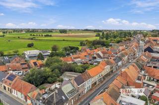 Op zoek naar een renovatieproject met ruimte en mogelijkheden? Deze ruime rijwoning in Roesbrugge biedt een mooie basis om een woonst volledig naar eigen smaak in te richten.<br /><br />De woning beschikt over een bewoonbare oppervlakte van 184 m² en verwelkomt je via de inkomhal in de leefruimte, met aansluitend de keuken, een veranda, een apart toilet en een kelder. Op de verdieping bevinden zich vier slaapkamers en een nachthal. Ook de zolder biedt extra mogelijkheden. Buiten geniet je van een tuin met een buitenberging. De garage, gelegen in de Krekelstraat, zorgt voor extra praktisch comfort.<br /><br />Gelegen in de Prof. Rubbrechtstraat in Roesbrugge, op een perceel van 504 m², vormt deze eigendom een interessante opportuniteit voor wie op zoek is naar een renovatieproject met potentieel. Ontdek de mogelijkheden en maak van deze woning jouw nieuwe thuis.<br /><br />Er is een mogelijkheid om te renoveren naar twee rijwoningen, waarvan één in de Professor Rubbrechtstraat en één in de Krekelstraat.<br /><br />Interesse in deze woning te koop in Roesbrugge? Vraag je bezoek aan via Immo Francois. Onze makelaars staan voor je klaar in Poperinge, Vleteren, Heuvelland en Mesen om je persoonlijk te begeleiden.<br /><br />Denk je eraan om je woning te verkopen? Neem vrijblijvend contact op met Aline van Immo Francois in Poperinge voor een gratis schatting via aline@immofrancois.be.<br /><br />