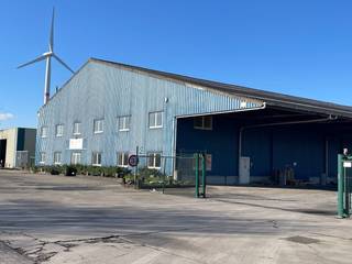 Dit kantoorgebouw is voorzien van een 6-tal afzonderlijke kantoren, sanitaire ruimte en kichenette. Indeling: inkomhal, 3...