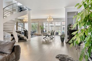 Ruim huis met garage en tuin te koop in Nielindeling:gelijkvloers:- inkomhal- wasplaats / berging- toilet- zeer ruime open woonkamer- open...