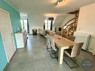Prachtig gelegen duplex-appartement aan de Kaai in Nieuwpoort. Dit gezellig ingericht en ruim appartement wordt volledig gemeubeld verkocht. Op de 3e verdieping is een ruime woonkamer, met salon en eethoek. Terras met zicht op de havengeul en de Kaai, een open ingerichte keuken met eethoek en zonnig terras achteraan. Gerieflijke berging en gastentoilet. Boven is een ruime slaapkamer met maatwerkkasten en met een aansluitende badkamer. Kelderberging (15m²) inbegrepen en parkeerplaats in het gebouw mogelijk mee aan te kopen (35.000€). Ideale ligging vlakbij winkels en restaurants en openbaar vervoer.