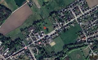 Dit uitzonderlijk ruim perceel voor villabouw op maat is maar liefst 1458 m² groot en ligt op het einde van een nieuw aangelegde doodlopende straat aan de Immerzeeldreef in Aalst. Je geniet hier van maximale rust, ruimte en een groene omgeving. Wordt deze prachtige locatie jouw nieuwe thuis?<br /><br />Droom jij van een moderne villa met een eigentijdse toets? Op deze bouwgrond geef jij samen met de architect je nieuwe thuis vorm. De hedendaagse bouwstijl biedt je alle vrijheid op het vlak van ontwerp, indeling en afwerking. Grote raampartijen met zicht op de tuin? Een overdekt terras voor lange avonden in de lente en het najaar? Aan jou de keuze. Bij Dumobil reken je op een piekfijne uitvoering van je droomvilla. Je toekomstige villa wordt uitgerust met duurzame technieken en gebruikt hernieuwbare energie voor het verwarmen en koelen. Naast zonnepanelen heb je de keuze uit een geothermische warmtepomp of een lucht-waterwarmtepomp. Met vloerverwarming houd je je villa altijd op de gewenste temperatuur. De passieve koeling in de zomer verhoogt je wooncomfort.<br /><br />In deze rustige buurt heb je alle faciliteiten bij de hand. Met de fiets sta je op een 10-tal min. in het stadscentrum en de stations van Aalst en Erembodegem liggen respectievelijk op 11 en 6 min. met de wagen. Sportievelingen kunnen terecht in de tennis- en padelclub De Snas of bij golfclub De Kluizen. Ook het jeugdcentrum Eendracht Aalst ligt vlakbij. Natuurliefhebbers halen hun hart op in het Kluizenbos, het natuurgebied De Gerstjens of het Osbroek.<br /><br />De realisaties hier voorgesteld zijn enkel ter illustratie. Bekijk al onze referenties in verschillende bouwstijlen op onze website. Contacteer ons vrijblijvend voor meer info i.v.m. deze bouwgrond en onze persoonlijke aanpak. Via onze <u><strong>website</strong></u>: <u><strong>dumobil.be/nl/villabouw/bouwgronden/aalst-immerzeeldreef-vier-bouwgronden-voor-villabouw</strong></u> <strong>|051/40.10.12 | info@dumobil.be</strong>
